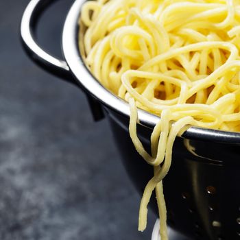 spaghetti in colander 