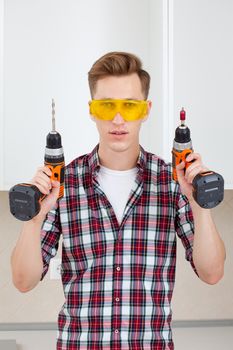 master with screwdriver and drill 