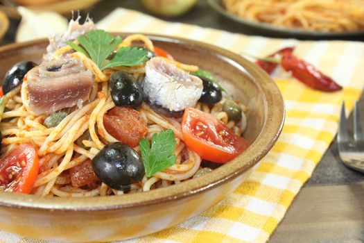 Spaghetti alla puttanesca with olives and tomatoes