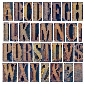 alphabet iand punctuation in wood type