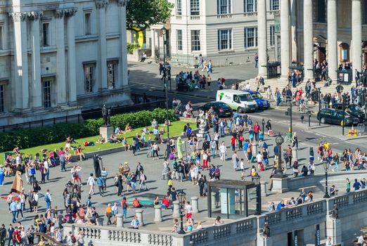 LONDON - JUNE 12, 2015: Tourists in Trafalgar Square. London att