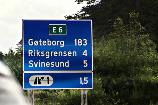 Skilt nær riksgrensen på E6 ved Svinesund