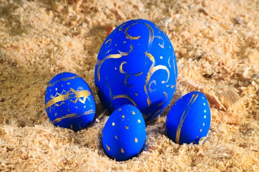 Eggs painted by hand in sawdust