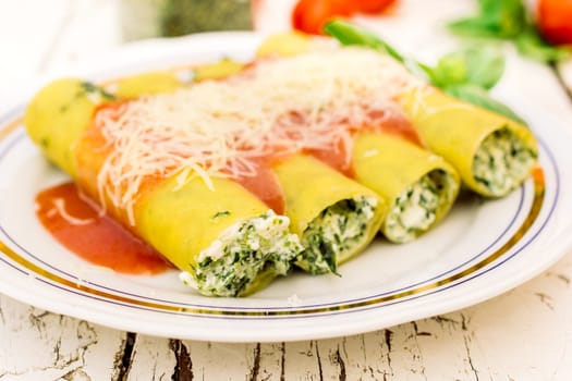 Cannoli with spinach and cheese