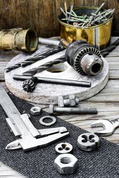 Caliper,nut,key and tools for threading