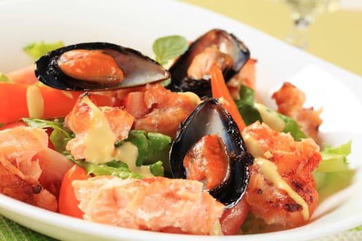 Salmon and mussel salad 