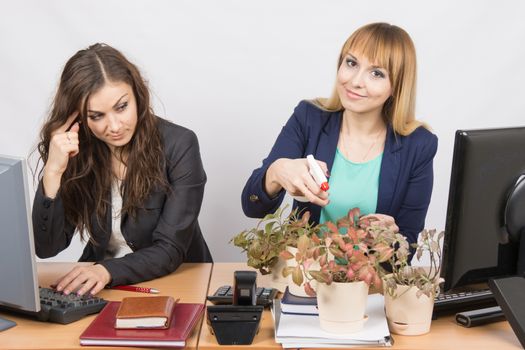  Office employee considers crazy colleague - a lover of flowers
