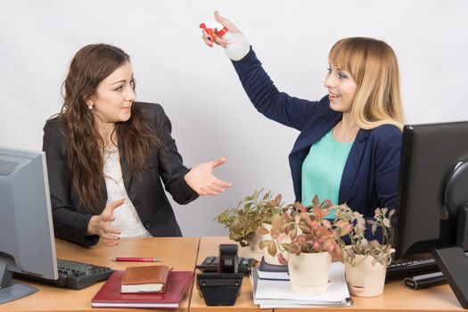 Office employee-grower sprinkles water from pulivizatora on irritated colleague