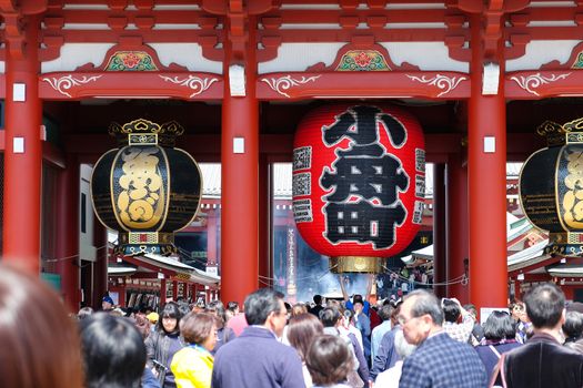 The giant red lantern in the Senso-ji Temple