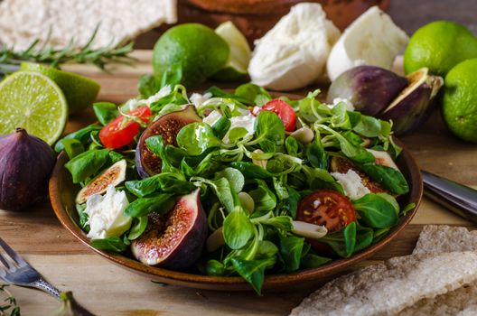 Figs lettuce salad