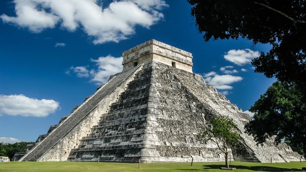 Pyramid of Kukulkan in Chichen Itza maya city, Yucatan Mexico