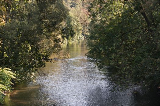 Ruhiger Fluss Wupper an einem sonnigen Tag            