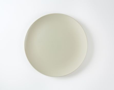 Shallow round bone white plate