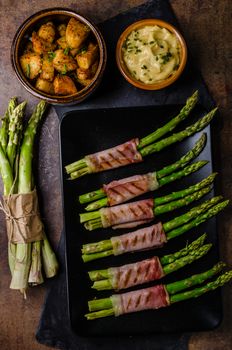 Asparagus on grill with bacon