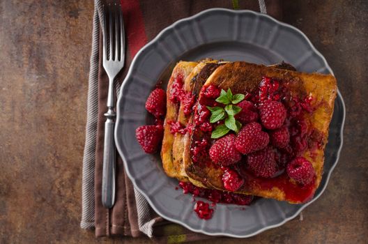 French toast with rapsberries