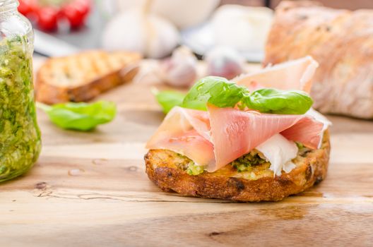 Crostini with ham and cheese