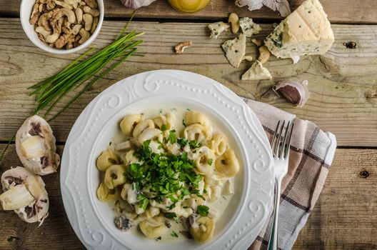 Tortellini with blue cheese sauce