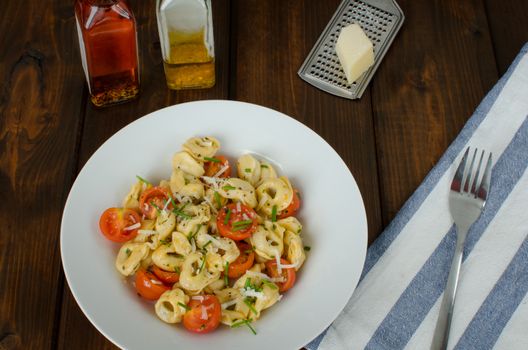 Tortellini with parmesan and tomatoes