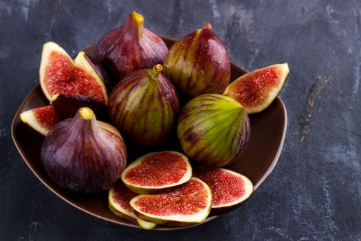 Plate of ripe figs
