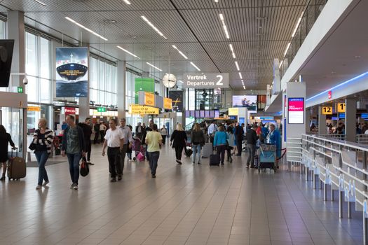 Schiphol, the Netherlands - 29 juni, 2017: Crowd of people on th