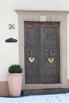an old, beautifully decorated front door,    eine alte, sch�n verzierte Haust�r,