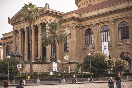 Teatro Massimo, Palermo resumed in an afternoon with tourists visiting it