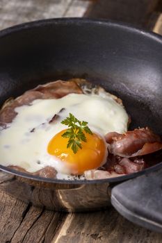 egg sunny side up in a pan