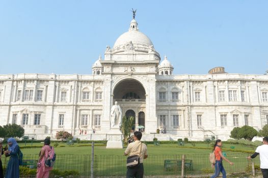 Lord curzon statue in front of Victoria Memorial Hall. Indo-Saracen style with Mughal and British structure and White Makrana marbles were used building royal splendor. Kolkata, Bengal, India May 2019