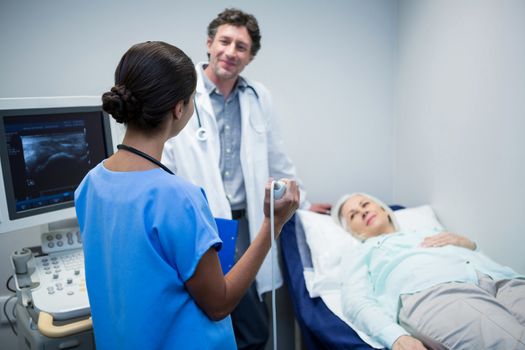 Doctors performing a doppler sonography