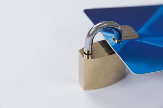 Smart card protected with metallic lock