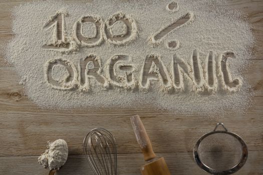 The word 100 percent organic written on sprinkled flour