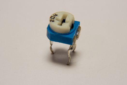 Screwing potentiometer for fine tune on electronic devices