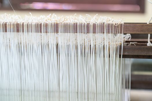 Weave silk cotton on the manual wood loom