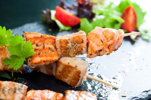 Grilled tuna and salmon brochettes.