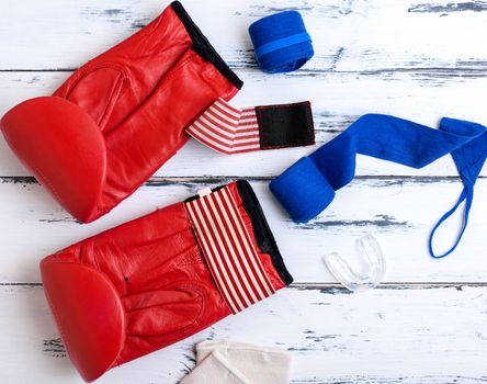  boxing gloves, blue textile bandage, silicone protection for te