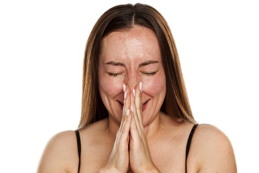 A young woman has itching in the nose