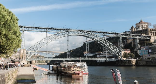 View of the Luizi Bridge and the atmosphere around in Porto, Por