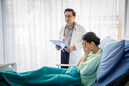 The doctors are asking and explaining about the illness to a fem