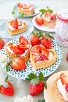 Kleine Kuchen mit Erdbeeren