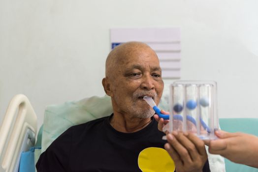 Patient use Incentive Spirometer in hospital