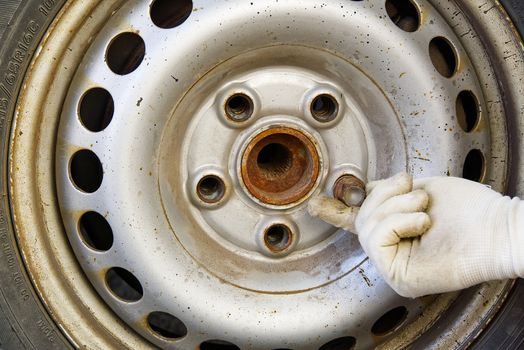 dismantling, mounting a car wheel to replace tires or replace brakes on an old car. Self-changing tires and wheel diagnostics.