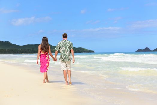 Hawaii honeymoon couple walking on tropical beach