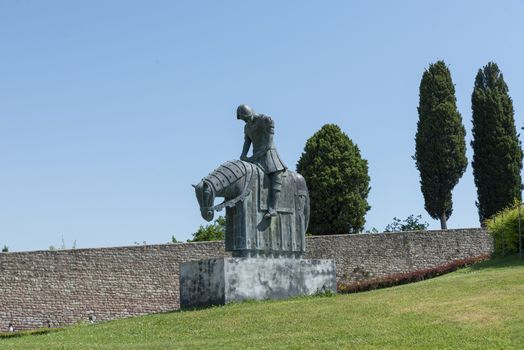 monument of a man on horseback placed in the garden