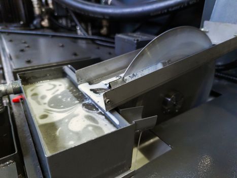 disk type oil skimmer for liquid flood coolant in modern cnc milling machine