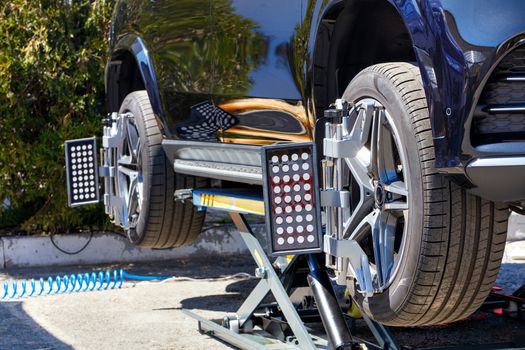 Mobile machine for adjusting camber and wheel alignment.
