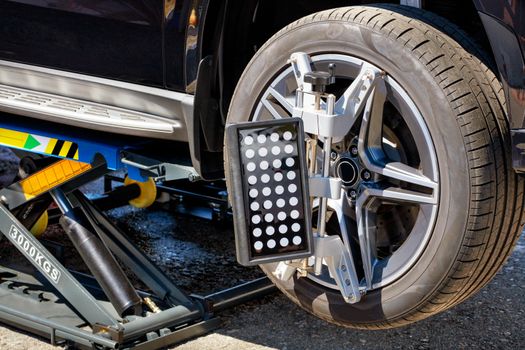 Mobile jack for lifting vehicles to adjust camber and wheel alignment.