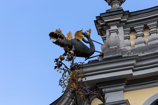 Scultpure of a dragon with golden crown and golden wings on a bu