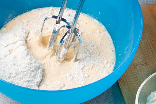Kneading baking dough with an electric mixer