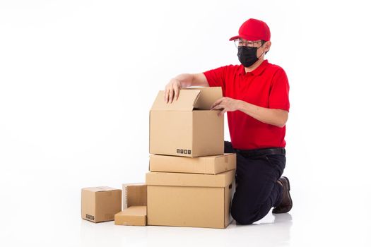  man preparing and packing parcels