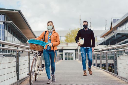 Students on university campus wearing masks during coronavirus crisis